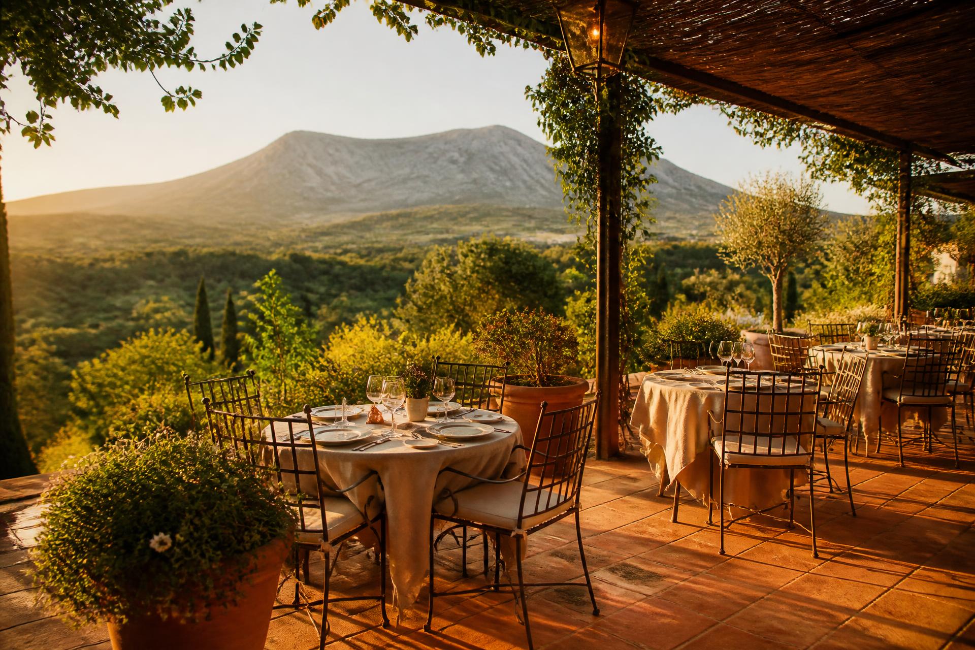 Terrasse provençale de la Brasserie Vitalis au coucher du soleil avec vue sur la Sainte-Victoire